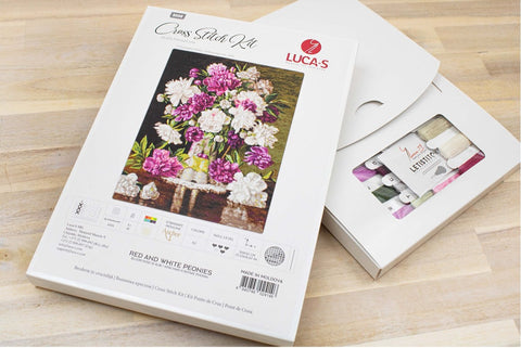 Kryželių rinkinys LUCA‑S Red and White Peonies su rožinėmis ir baltomis bijūnėmis, pakuotėje matomi siūlai per langelį