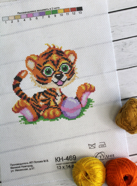 Kryželių rinkinys KN‑469: ryškus oranžinis tigriukas su žaliais akimis, 13×14 cm pavyzdys su siūlais