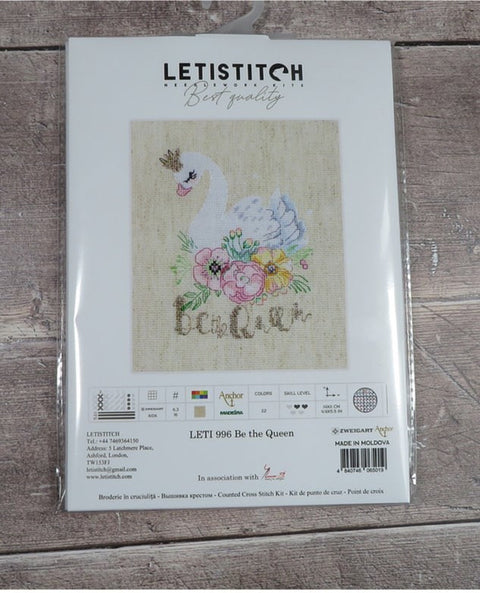 Kryželių rinkinys LETISTITCH „Be the Queen“ – baltos gulbės ir ryškių gėlių dizainas ant pakuotės, pastelinės spalvos variantas