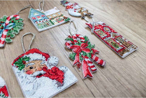 Kalėdinės siuvinėtos kabinamos dekoracijos, rinkinys su raudonai žaliu saldainio ir Senelio motyvais, kampinis kadravimas ant medžio