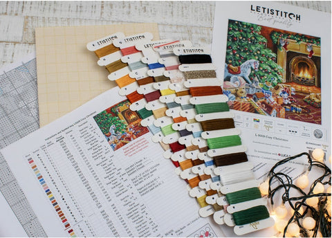 Siuvinėjimo rinkinys Letistitch "Cozy Christmas" su išdėstytomis siūlų kortelėmis, spalvų kodų lentele ir kalėdine schema, paruoštas dovanai