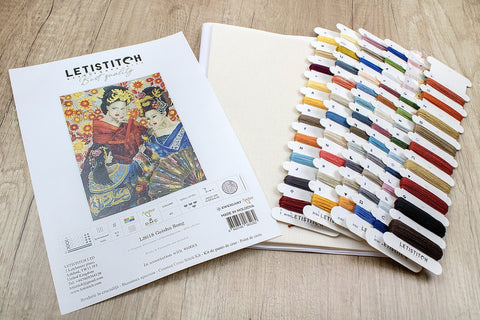 Kryželių rinkinys LETISTITCH „Geisha Song“ su Aida drobe ir išskleistomis spalvų kortelėmis, rodantis komplektą ir siūlų atspalvius