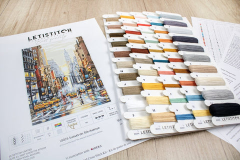 kryželių rinkinys Letistitch su išskleistomis spalvotų siūlų kortelėmis ir detalizuota 90 spalvų schema, paruoštas siūti