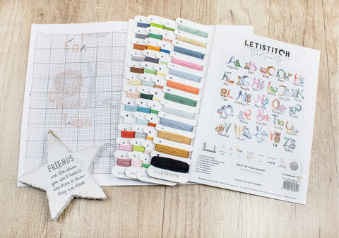 Siuvinėjimo rinkinys Letistitch su 30 spalvų siūlų kortele, abėcėlės raštų plokštele ir aiškia kryželių schema pradžiai