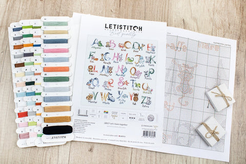 Siuvinėjimo rinkinys Letistitch su įvairiaspalvėmis siūlų kortelėmis ir ABC gyvūnų kryželių schema, rodomas visas komplekto turinys