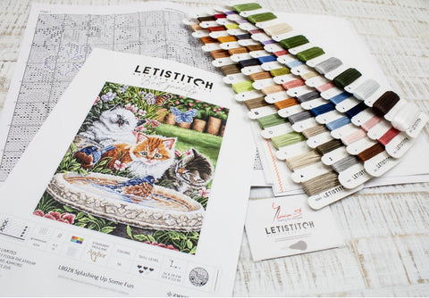 Siuvinėjimo rinkinys Letistitch su kačiukų raštu, atspausdinta schema ir išdėstytais daugiaspalviais siūlais