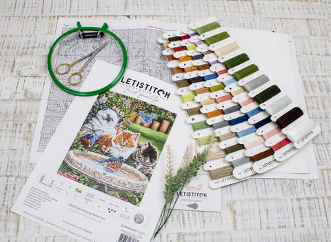 siuvinėjimo rinkinys Letistitch su daugiabareviais siūlais, mediniu lankeliu, žirkliukėmis ir schema, išdėliotas iš viršaus