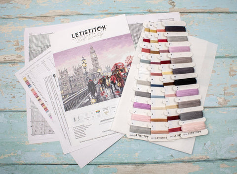 Kryželių rinkinys Letistitch su Londono piešiniu, Aida audiniu ir išdėstytomis spalvotomis verpalų kortelėmis