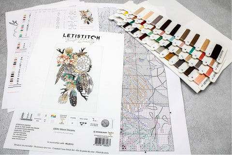 Kryželių rinkinys Letistitch Moon Dreams su spalvotomis siūlų kortelėmis dešinėje ir išsamia kryželių schema