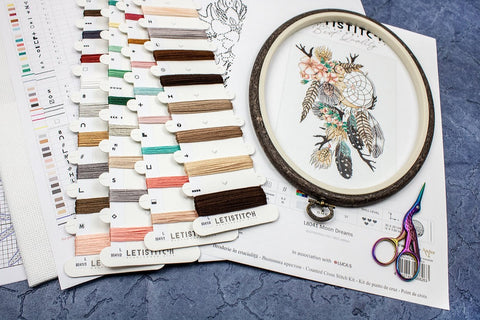 Siuvinėjimo rinkinys Letistitch su spalvotomis siūlų kortelėmis, apvaliu lankeliu ir spalvotomis žirklėmis ant instrukcijų lapo