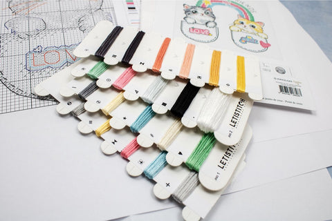 Siuvinėjimo siūlai LETISTITCH spalvų kortelėje, pastelinių ir ryškių atspalvių komplektas ant kortelių, matomas iš viršaus