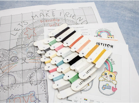 kryželių siuvinėjimo rinkinys su 18 spalvų siūlų kortelėmis ant modelio schemų ir instrukcijų lapų