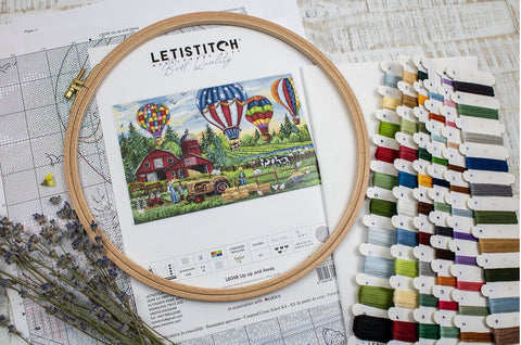 Kryželių rinkinys Letistitch „Up and Away“ su mediniu lankeliu, spalvotomis siūlų kortelėmis ir išspausdinta schema