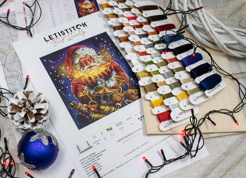 Kryželių rinkinys Letisstitch su Kalėdų Senelio paveikslu, spalvotomis siūlų kortelėmis ir instrukcijų diagrama rodanti pilną komplektą