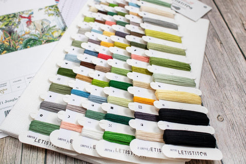 Siuvinėjimo siūlai Letistitch, skirtas spalvų parinkimui — įvairių žalių ir neutralių atspalvių kortelė arti