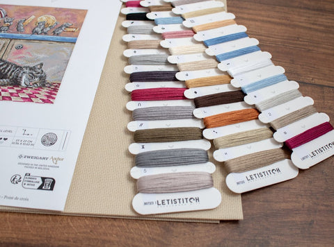 Siuvinėjimo siūlai Letistitch spalvų kortelė su dvidešimt atspalvių siūlų ritinėlių, pateikta šalia modelio schemos