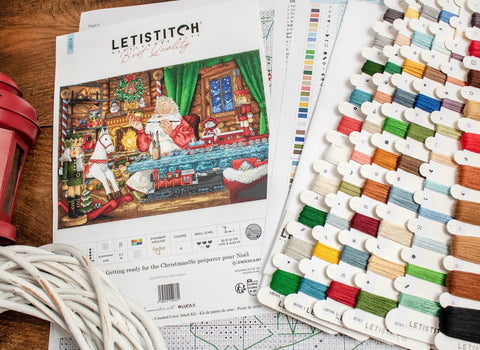 Kryželių rinkinys Letistitch su Kalėdų scena, detalizuota schema centre ir spalvų kortele bei siūlais dešinėje