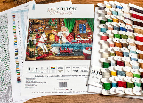 Siuvinėjimo rinkinys Letistitch su Kalėdiniu senelio ir traukinio piešiniu, pridedama išdėstyta spalvotų siūlų kortelė ir schema