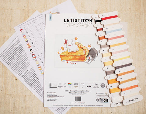 kryželių rinkinys LETISTITCH su katinų dizainu, spalvotomis siūlų kortelėmis dešinėje ir žingsnių instrukcija