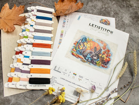 Siuvinėjimo rinkinys Letistitch su rudenišku triušio motyvu, spalvotomis siūlų kortelėmis ir detalia schema, plokščias maketas
