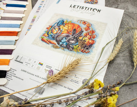 Siuvinėjimo rinkinys Letistitch Rudens kiškis, pakuotės lapas su spalvų kortele ir siūlais, pridengtas rugių stiebais