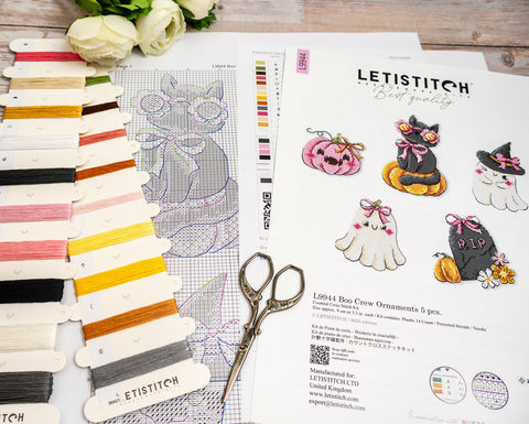 Kryželių rinkinys LETISTITCH: penki Helovino ornamentai su spalvotų siūlų kortele, žirklėmis ir raštu ant lapo