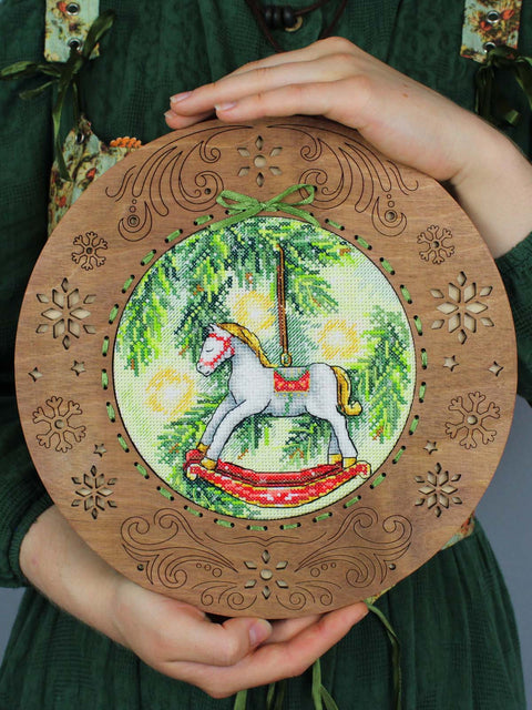 Siuvinėjimo kryželiu rinkinys „Naujųjų metų žirgas“ 16×16 cm