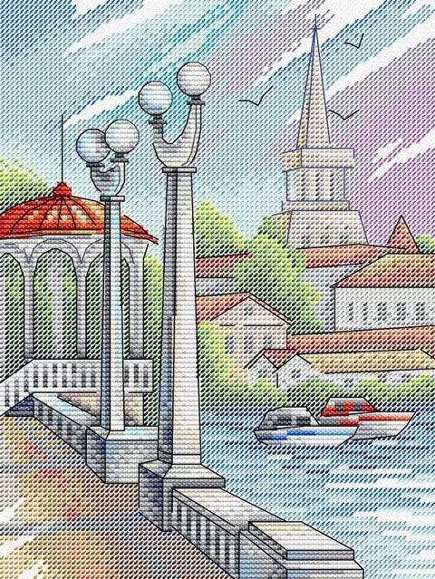 Plakatas jūrų promenada su marmuriniu molu, senamiesčio raudonais stogais ir dviem valtėmis — pieštinė iliustracija
