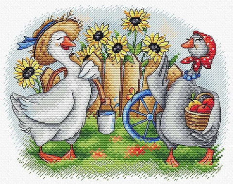 Siuvinėjimo rinkinys kryželiu, dvi žąsys prie saulėgrąžų su mėlynu vežimo ratu ir obuolių krepšeliu, 30×24 cm