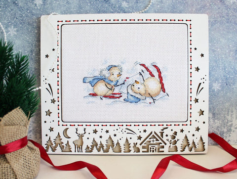 Siuvinėjimo rėmas baltas medinis, apie 20×15 cm, su išpjautais miško siluetais ir centrine žiemos viščiukų scena