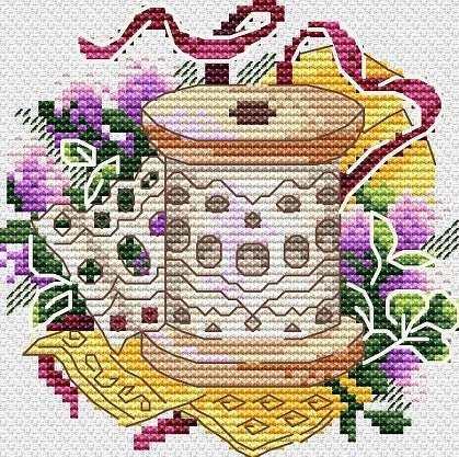 Siuvinėjimo rinkinys — baigtas kryželių motyvas su medine ritėle ir violetinėmis gėlėmis, artimas planas, parodyta siūlų tekstūra