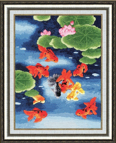 Kryželių rinkinys su raudonais ir geltonais karosais ant mėlyno vandens ir žalių lelijų lapų, 40×50 cm, paruoštas pakabinimui