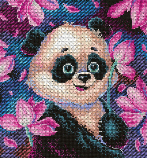 Kryželių rinkinys panda – pilnas spalvų modelis su ryškiomis rožinėmis gėlėmis ir matoma siūlų tekstūra
