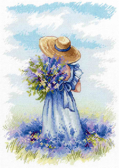 siuvinėjimo rinkinys mergaitė su šiaudine skrybėle ir mėlynomis laukinėmis gėlėmis, 30×40 cm, nugaros perspektyva
