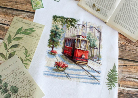 Siuvinėtas rankšluostis su raudonu tramvajaus motyvu centre, 40×60 cm, detalus priekinis vaizdas tinkantis virtuvės dekorui ir dovanai