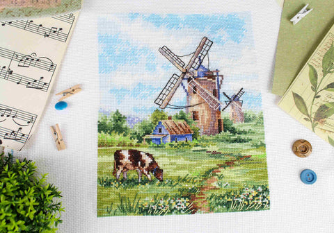 Kryželių rinkinys vėjo malūnai, mėlyna sodyba 30×40 cm, užbaigtas ant drobės, plokščias išdėstymas su sagomis ir natų lapu