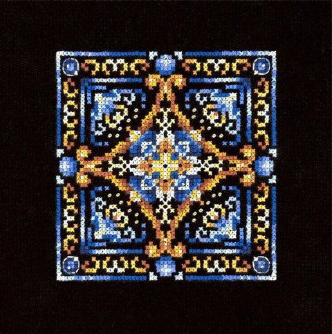 Kryželiu siuvinys kvadratinis centrinis ornamentas mėlynos, aukso ir baltos spalvų ant juodo audinio, 20×20 cm