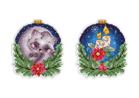 Siuvinėtos kalėdinės sagos, dvi ovalios ornamentų versijos: viena su miegančia pilka kate, kita su žvakėmis ir raudona žvaigždute