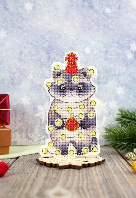 Siuvinėjimo kryželiu rinkinys Naujųjų metų meškėnas 12×7 cm
