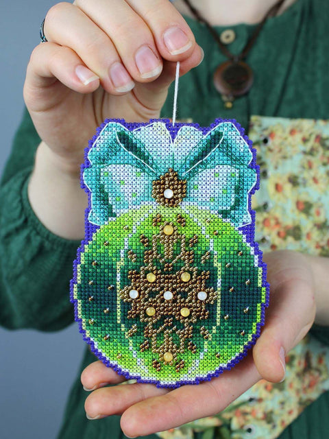 Kryželiu siuvinėjimo rinkinys „Miško magija“ – kalėdinis kamuoliukas 12×9 cm