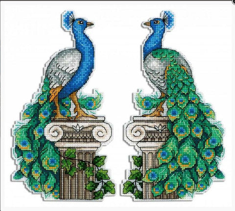 Siuvinėjimo rinkinys – du skirtingi pavo motyvai ant kolonos, ryškios mėlynos ir žalios spalvų detalės, porų variantas