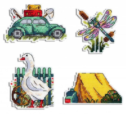 Siuvinėjimo rinkinys: keturi mažų motyvų lipdukai — žalias automobilis su bagažu, spalvotas laumžirgis, žąsis prie tvoros ir geltona palapinė