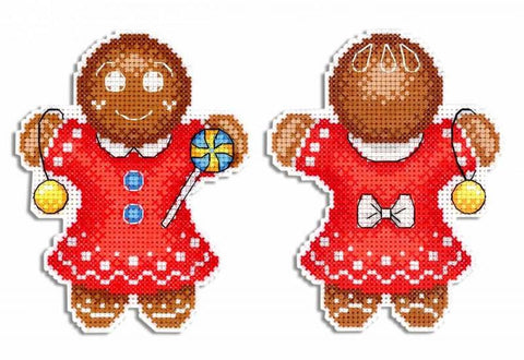 Siuvinėtas meduolio ornamentas raudona suknele, parodyta priekinė ir galinė pusės; priekyje saldainis, nugaroje baltas kaspinėlis