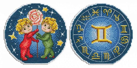 Siuvinėjimo rinkinys Dvyniai, du apvalūs mėlyni motyvai – vienas su vaikų figūromis ir saldainiu, kitas su auksiniu zodiako ženklu