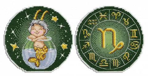 Siuvinėjimo rinkinys su dviem žaliais apvaliais Ožiaragio dizainais: kūdikis su žuvies uodega ir zodiako ženklas