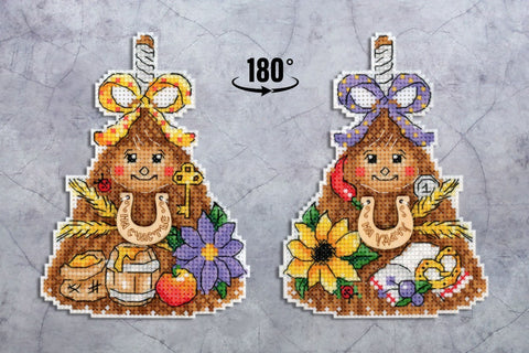 Siuvinėtas namų talismanas rudos spalvos, dvipusis (180°) variantas su skirtingomis kasos juostelėmis ir gėlių motyvais