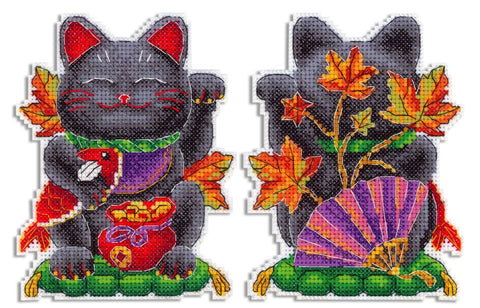 Siuvinėjimo rinkinys juodas maneki‑neko su raudona kišene ir ryškiais rudens lapais bei vėduokle, parodytos priekinė ir galinė pusės