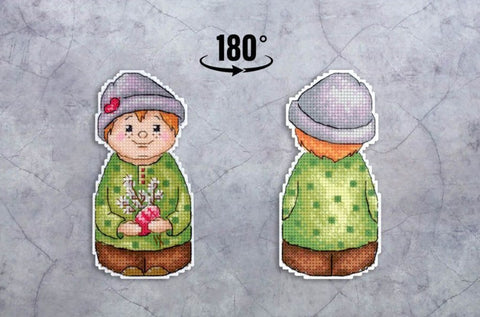 Siuvinėtas lipdukas: mažas berniukas žaliame megztinyje ir violetine kepure, gėlės rankose, parodytas priekis ir nugara 180°