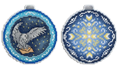 Kryželių siuvinėjimo rinkinys „Naujųjų metų burbulas: Sparnuotas paštininkas“ 11×10 cm