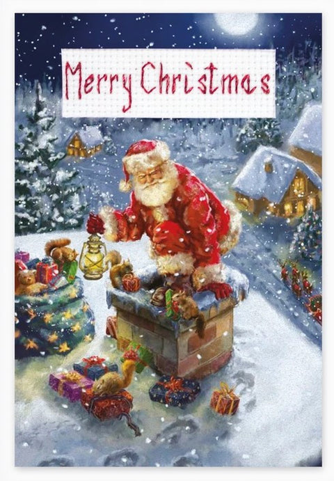 Kalėdinis atvirukas su Seneliu Kalėda ant kaminėlio laikomu žibintu, dovanėlėmis aplink, snieguotu kaimelio fonu ir „Merry Christmas“ užrašu